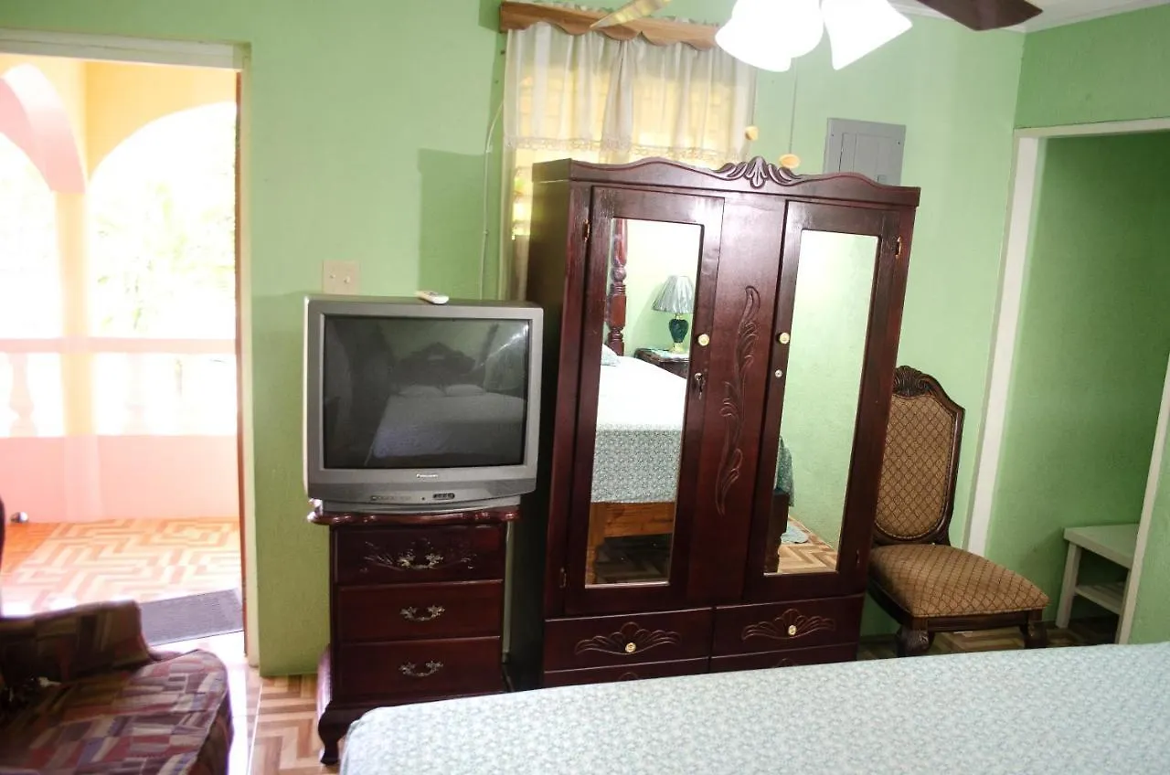 Little Shaw Park Guest House Ότσο Ρίος 2*,  Τζαμάικα